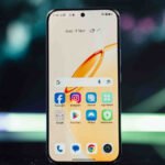 Le smartphone Realme 16 Pro, mis en avant avec son écran lumineux et son design moderne, soulignant ses fonctions IA.