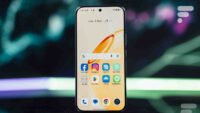 Le smartphone Realme 16 Pro, mis en avant avec son écran lumineux et son design moderne, soulignant ses fonctions IA.