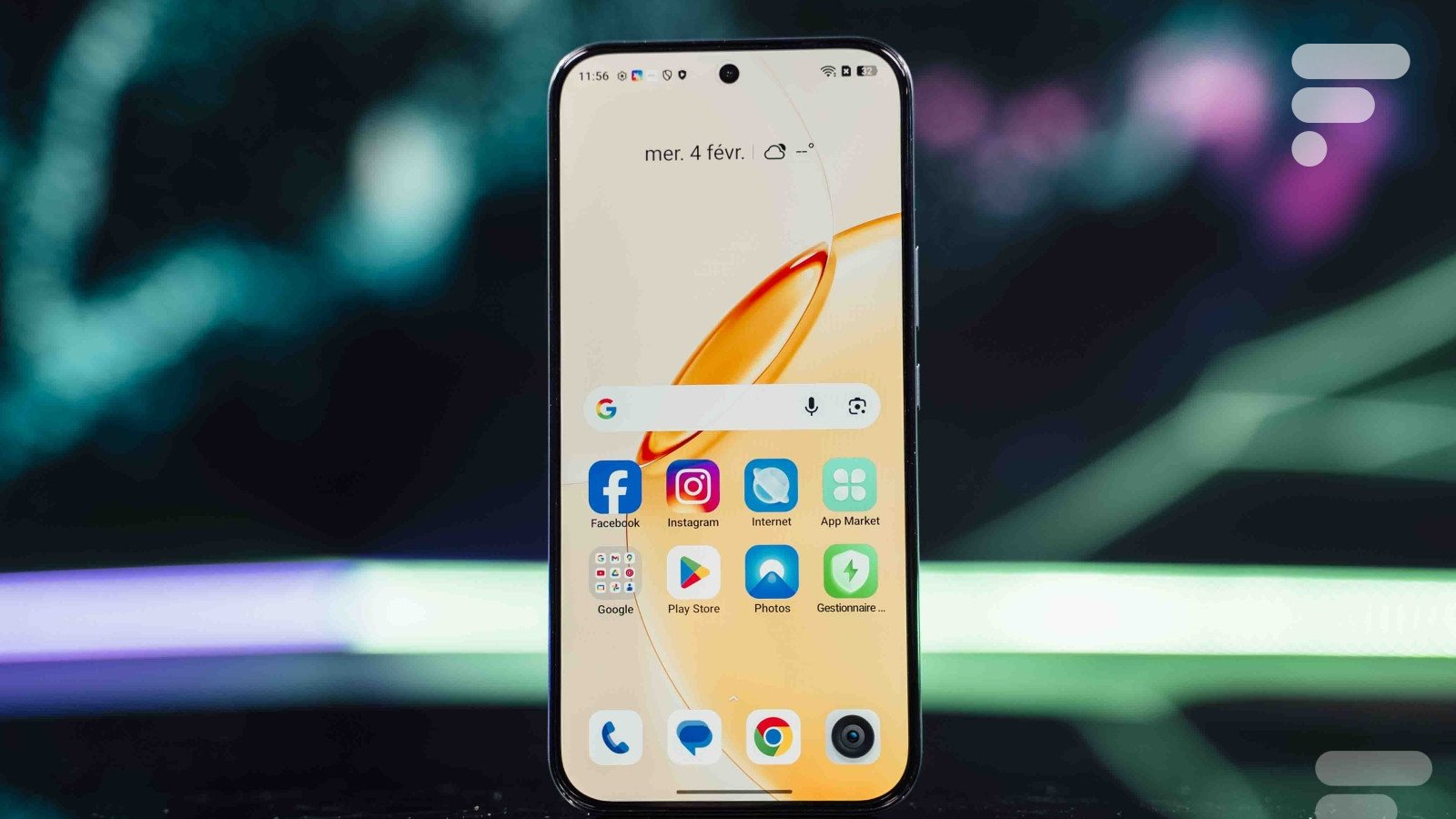 Le smartphone Realme 16 Pro, mis en avant avec son écran lumineux et son design moderne, soulignant ses fonctions IA.