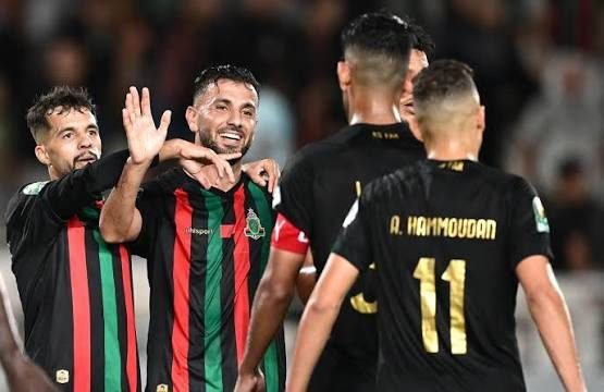 Les joueurs de l'AS FAR célèbrent leur victoire et leur qualification en demi-finale de la Ligue des champions d'Afrique.