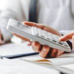 Graphique montrant l'évolution des remboursements de crédits de TVA au Maroc, avec une flèche ascendante symbolisant la croissance et l'efficacité de la réforme fiscale.