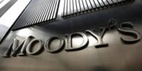 Graphique montrant une flèche ascendante symbolisant l'amélioration de la perspective économique du Maroc, avec le logo Moody's en arrière-plan.