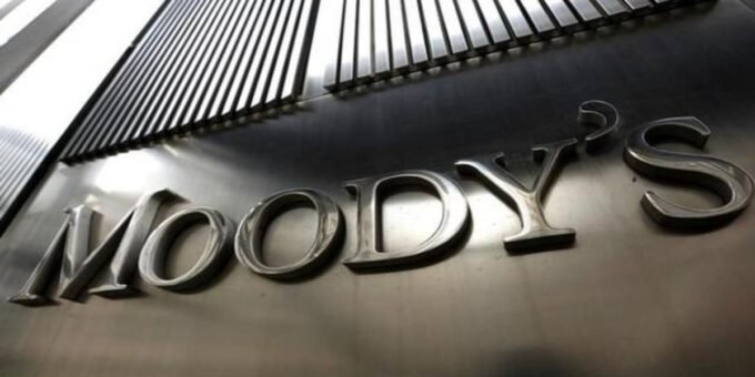 Le Maroc en pleine ascension : Moody's relève sa perspective à 'positive', signe de confiance économique 9 Graphique montrant une flèche ascendante symbolisant l'amélioration de la perspective économique du Maroc, avec le logo Moody's en arrière-plan.