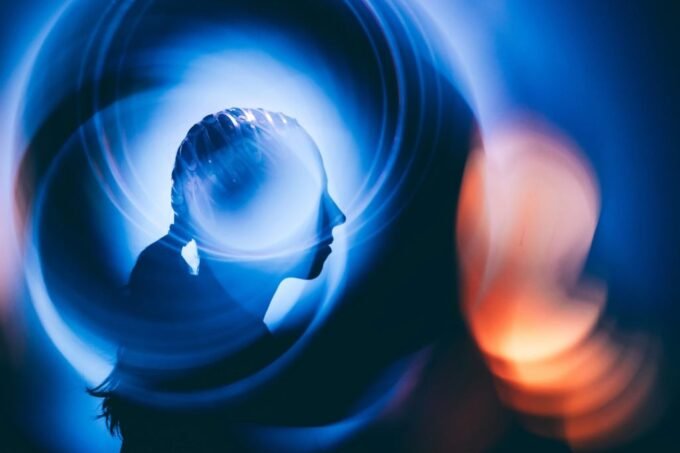 Beyond Analysis Paralysis: Mastering Your Brain to Lead Under Pressure 9 An illustration of a human brain with distinct left and right hemispheres, symbolizing different thought processes under pressure.