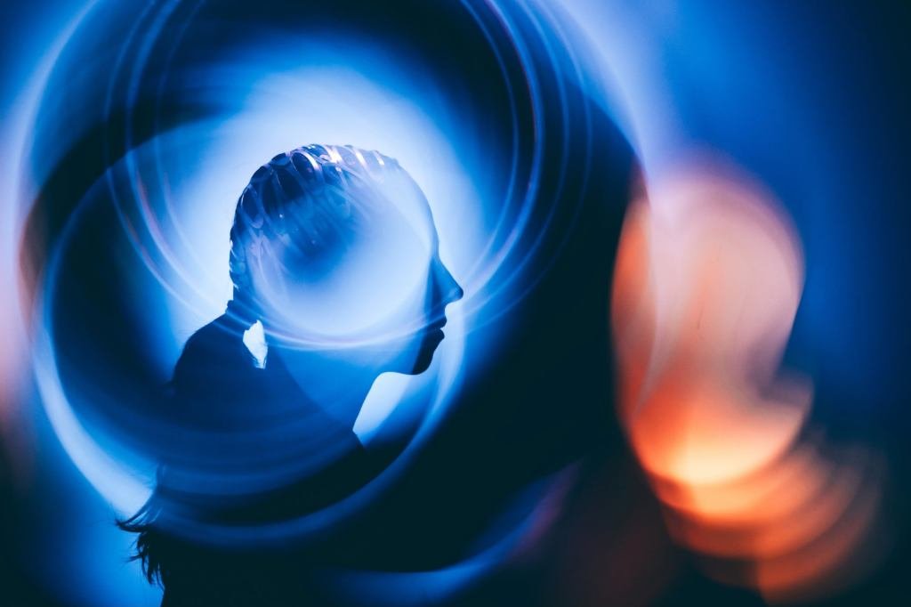 An illustration of a human brain with distinct left and right hemispheres, symbolizing different thought processes under pressure.