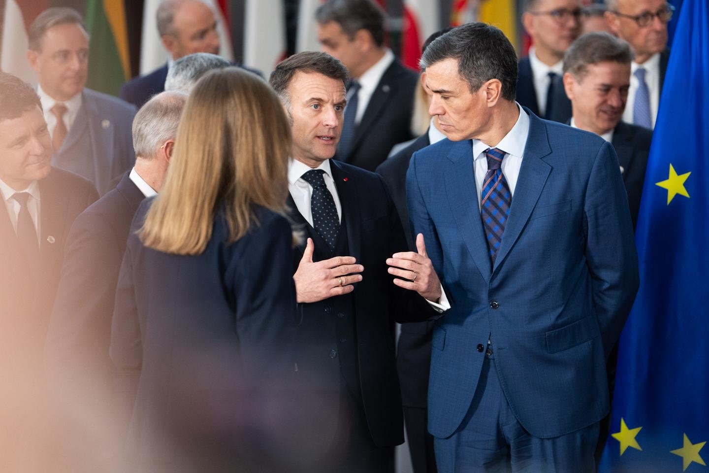 Leaders européens affirmant leur position unie face à la crise iranienne, avec en arrière-plan le détroit d'Ormuz.