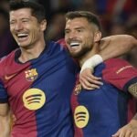 Robert Lewandowski s'entraîne avec un masque protecteur avant le match contre l'Athletic Club.