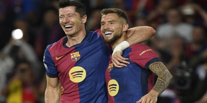 Robert Lewandowski s'entraîne avec un masque protecteur avant le match contre l'Athletic Club.