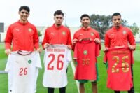 Le nouveau maillot domicile rouge de l'équipe nationale de football du Maroc pour 2026, avec des motifs de broderie marocaine.