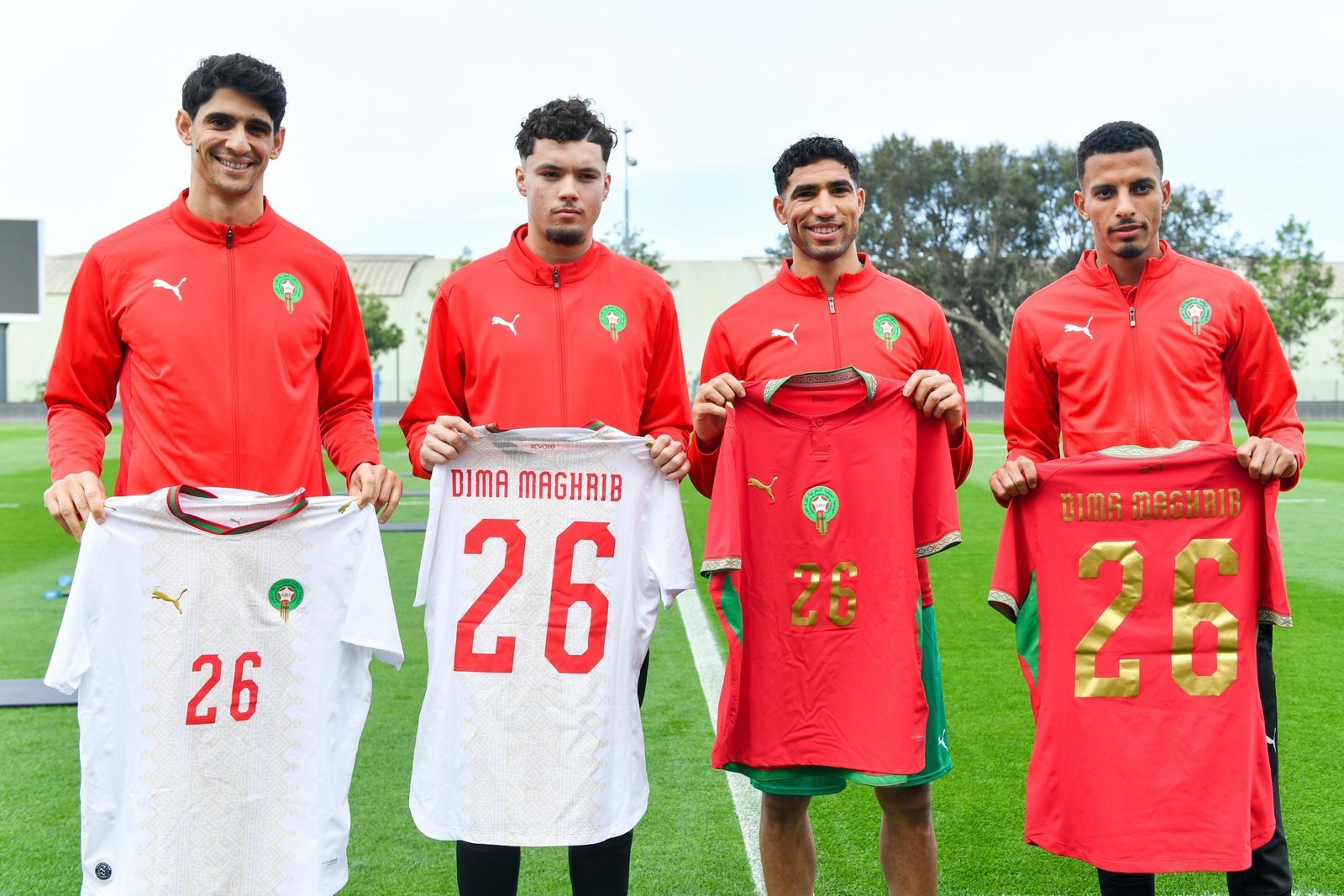 Le nouveau maillot domicile rouge de l'équipe nationale de football du Maroc pour 2026, avec des motifs de broderie marocaine.