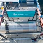 Illustration 3D d'un module de dessalement sous-marin d'OceanWell, comparant son fonctionnement innovant à une usine de dessalement terrestre classique.