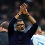 L'OM de Beye : Un Triomphe Inoubliable Contre Lyon qui Relance la Saison Marseillaise 6 Habib Beye, entraîneur de l'OM, célèbre avec un poing levé la victoire de son équipe contre l'OL au Stade-Vélodrome.