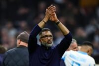 Habib Beye, entraîneur de l'OM, célèbre avec un poing levé la victoire de son équipe contre l'OL au Stade-Vélodrome.