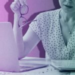 Une femme travaillant dans un environnement de service, symbolisant les risques professionnels invisibles.