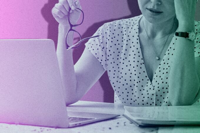 Une femme travaillant dans un environnement de service, symbolisant les risques professionnels invisibles.