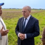 Loukkos : Face aux Eaux, le Ministre El Bouari Dégaine un Plan de Relance Agricole Ambitieux 6 Le ministre de l'Agriculture, Ahmed El Bouari, en discussion avec des agriculteurs lors de sa visite de terrain dans la région du Loukkos après les inondations.