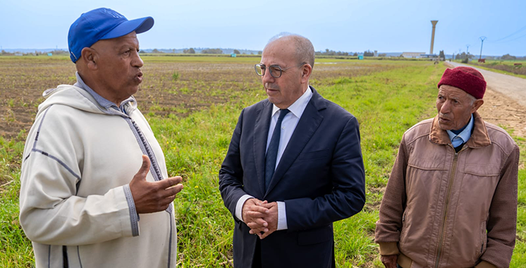 Le ministre de l'Agriculture, Ahmed El Bouari, en discussion avec des agriculteurs lors de sa visite de terrain dans la région du Loukkos après les inondations.