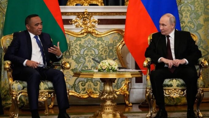 Le président malgache Michaël Randrianirina serrant la main de Vladimir Poutine lors d'une rencontre au Kremlin en février 2026.