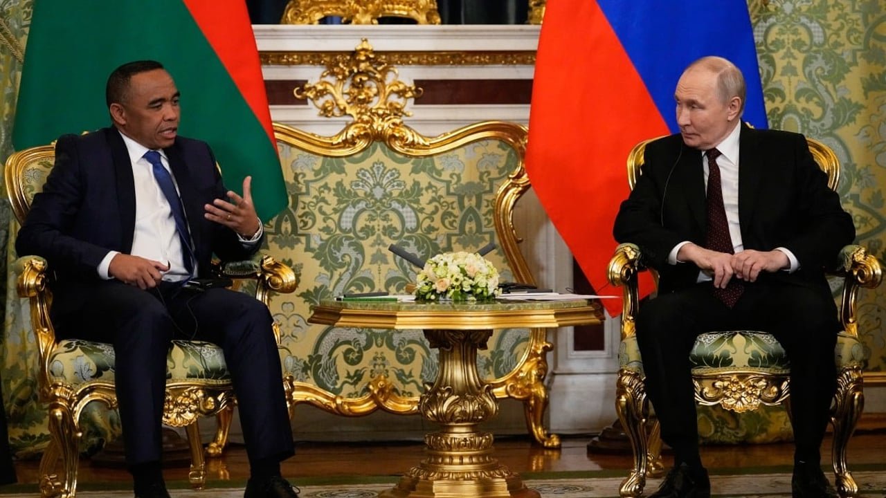 Le président malgache Michaël Randrianirina serrant la main de Vladimir Poutine lors d'une rencontre au Kremlin en février 2026.