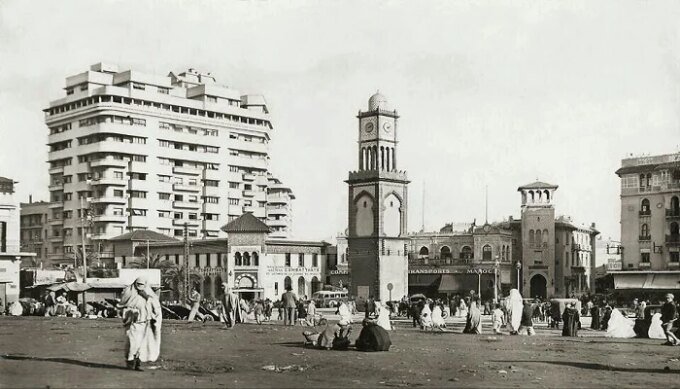 Maroc: L'heure d'été permanente, un héritage centenaire qui divise 9 Horloge murale indiquant l'heure d'été au Maroc, avec des silhouettes de personnes en arrière-plan, symbolisant l'impact sur la vie quotidienne.