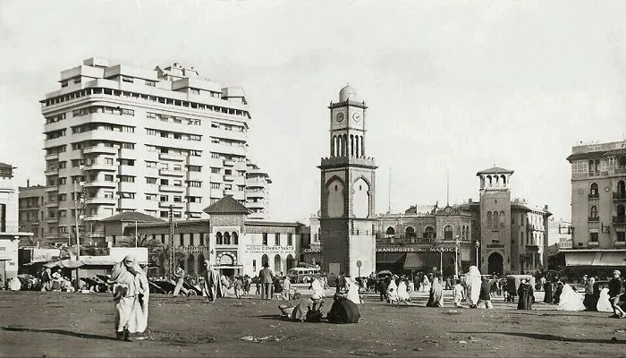 Maroc: L'heure d'été permanente, un héritage centenaire qui divise 3 Horloge murale indiquant l'heure d'été au Maroc, avec des silhouettes de personnes en arrière-plan, symbolisant l'impact sur la vie quotidienne.