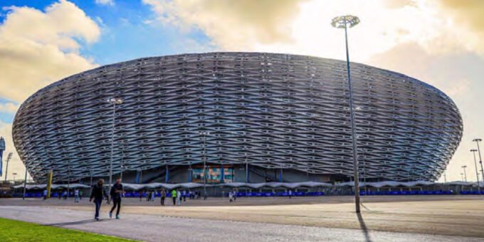 Vue aérienne d'un stade moderne marocain, symbolisant l'ambition du pays pour la Coupe du Monde 2030.