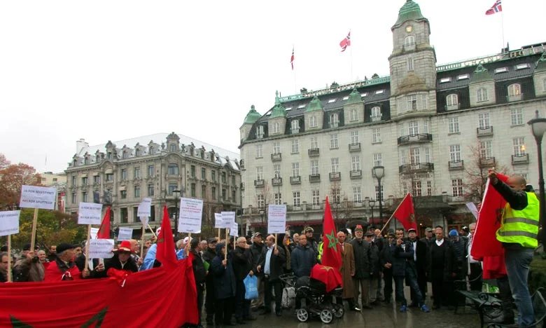 Couverture du livre «Les Marocains de Norvège» de Jamal Eddine Belarbi, illustrant la migration et les trajectoires de la diaspora marocaine.