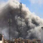 Le Golfe sous les missiles : la diaspora marocaine face à l'angoisse des frappes iraniennes 4 Un ciel nocturne illuminé par des explosions de missiles interceptant des drones, symbolisant les frappes au Golfe.