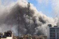 Un ciel nocturne illuminé par des explosions de missiles interceptant des drones, symbolisant les frappes au Golfe.