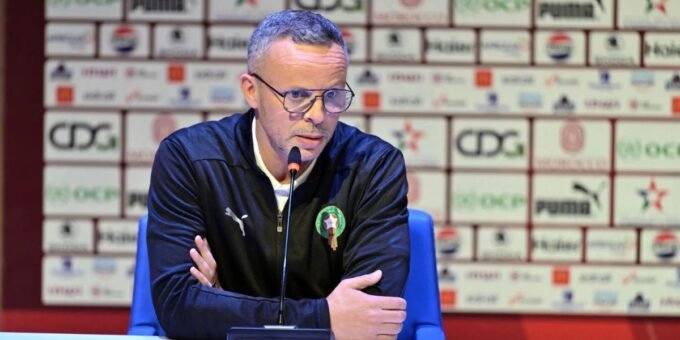 Mohamed Ouahbi, le nouvel entraîneur de la sélection marocaine de football, lors d'une conférence de presse au Complexe Mohammed VI de Football.