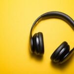 Fuel Your Drive: Reader's Digest's Top 5 Motivational Podcasts for Lasting Momentum 4 A collection of podcast microphones and headphones, symbolizing motivational audio content.