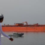 Un pétrolier naviguant dans les eaux près de Mascate, Oman, symbolisant les enjeux énergétiques et géopolitiques de la région.