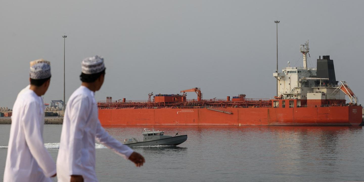 Moyen-Orient sous Tension : Washington Brandit la Menace sur le Pétrole Iranien et Allège les Sanctions pour Calmer les Marchés 3 Un pétrolier naviguant dans les eaux près de Mascate, Oman, symbolisant les enjeux énergétiques et géopolitiques de la région.