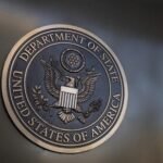 Carte du Moyen-Orient avec des flèches indiquant des départs, symbolisant l'évacuation des citoyens américains de la région.