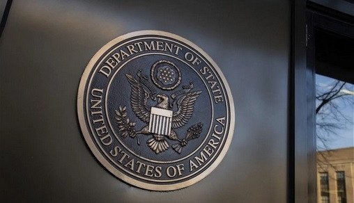 Carte du Moyen-Orient avec des flèches indiquant des départs, symbolisant l'évacuation des citoyens américains de la région.