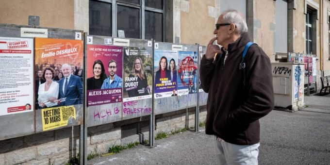 Affichage électoral dans le 7e arrondissement de Lyon, le 15 mars 2026, avec des affiches de campagne pour les élections municipales.