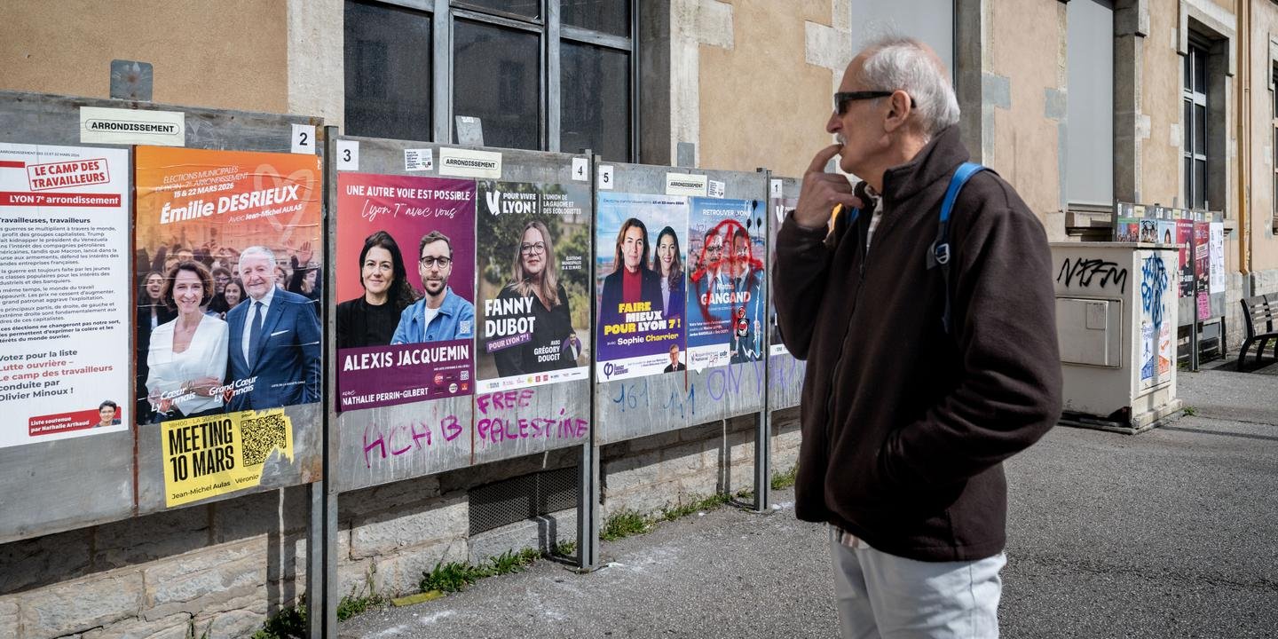 Affichage électoral dans le 7e arrondissement de Lyon, le 15 mars 2026, avec des affiches de campagne pour les élections municipales.