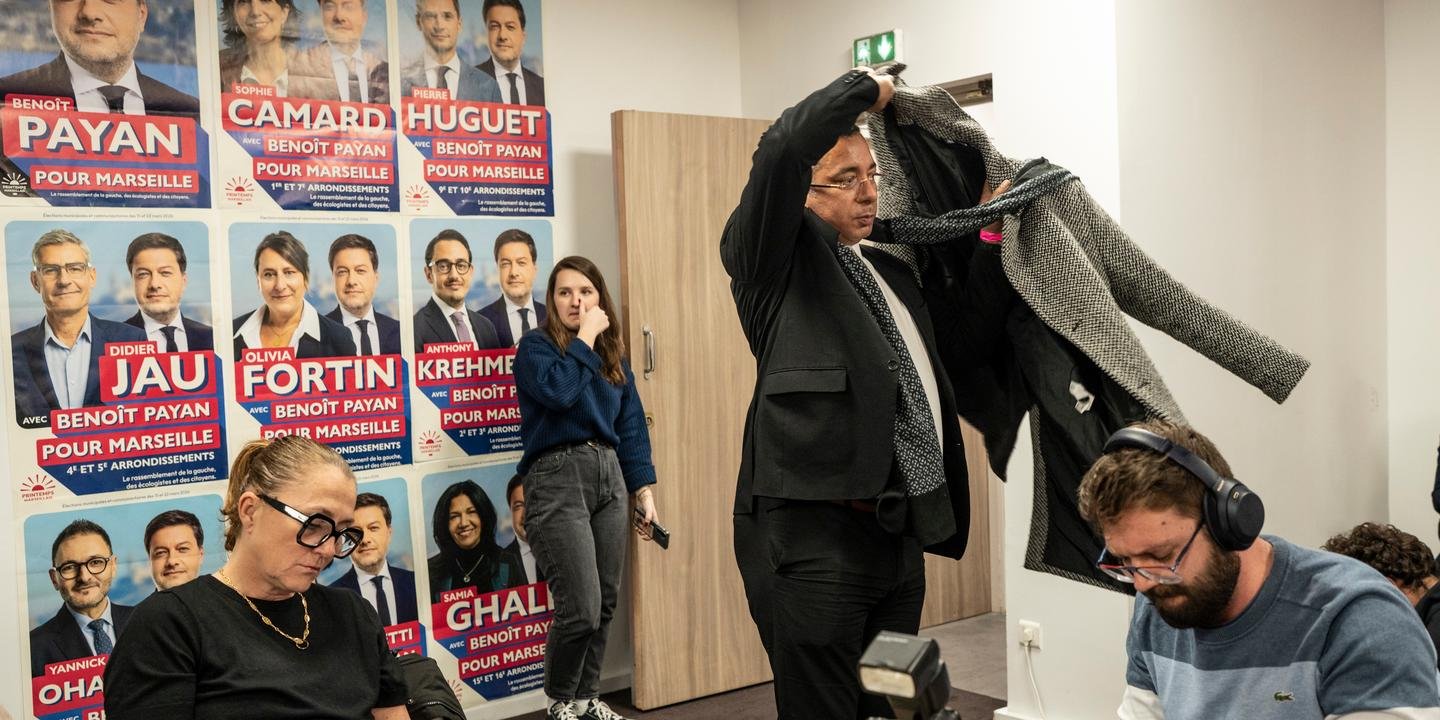 EN DIRECT, résultats des municipales 2026 : à Marseille, Benoît Payan refuse toute « tambouille » avec LFI, le candidat « insoumis » Sébastien Delogu dénonce une « position irresponsable qui pourrait donner les clefs de la ville » au RN 3 Vue aérienne du Vieux-Port de Marseille avec l'Hôtel de Ville en arrière-plan, symbolisant les enjeux des élections municipales.