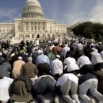 Carte du monde illustrant la répartition géographique de la population musulmane, avec des personnes de diverses origines ethniques et culturelles, symbolisant la richesse et la diversité de l'Islam à travers les continents.