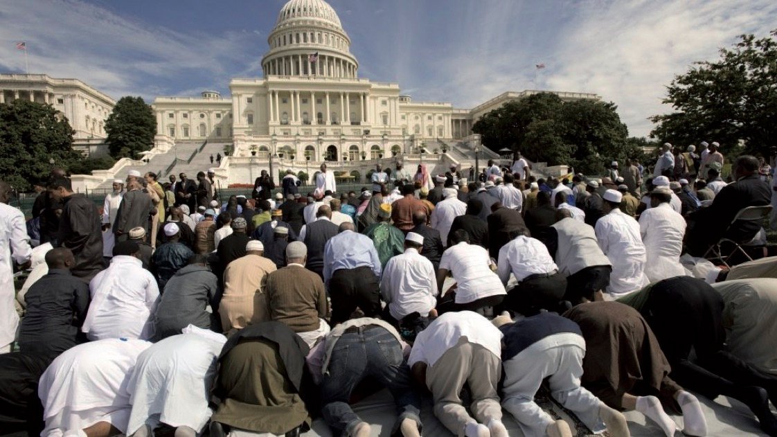 L'Islam Mondial: Une Force Démographique et Morale aux Multiples Visages 3 Carte du monde illustrant la répartition géographique de la population musulmane, avec des personnes de diverses origines ethniques et culturelles, symbolisant la richesse et la diversité de l'Islam à travers les continents.