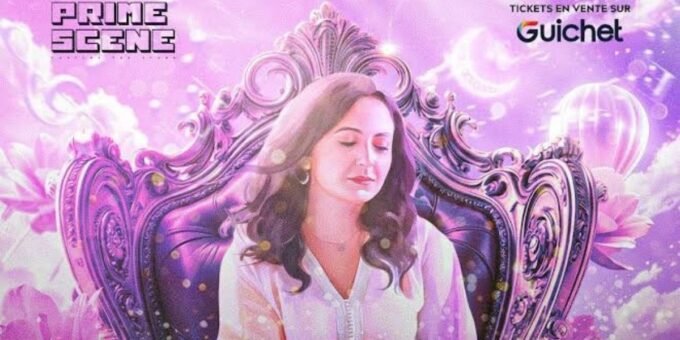 Nabyla Maan sur scène lors d'un concert, micro en main, avec des musiciens en arrière-plan, dans une ambiance lumineuse et chaleureuse.