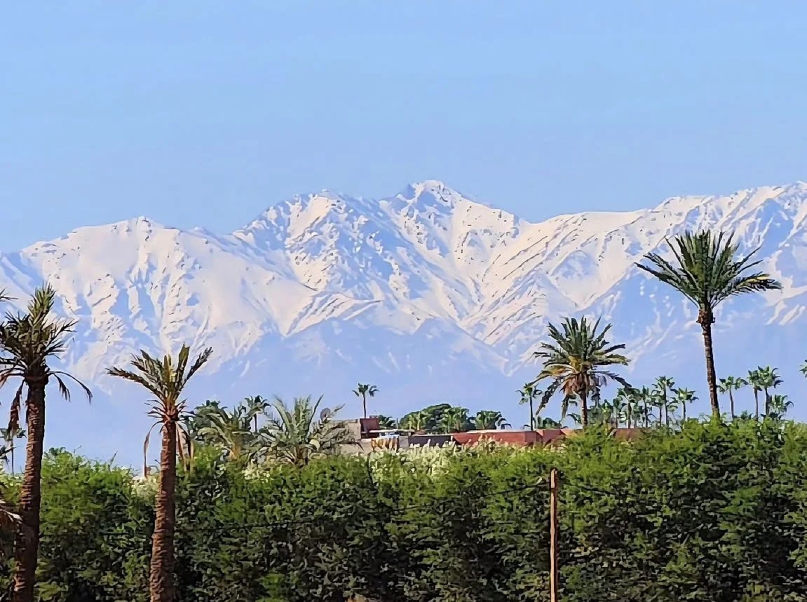 Le Maroc sous un manteau blanc : Alerte neige imminente sur l'Atlas 3 Paysage enneigé au Maroc, montagnes de l'Atlas sous la neige