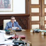 Illustration conceptuelle d'un cheminement éducatif et professionnel guidé, avec des symboles d'apprentissage, de choix de carrière et de réussite universitaire, reflétant la nouvelle réforme marocaine de l'orientation.