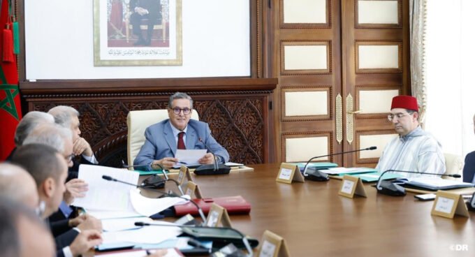 Illustration conceptuelle d'un cheminement éducatif et professionnel guidé, avec des symboles d'apprentissage, de choix de carrière et de réussite universitaire, reflétant la nouvelle réforme marocaine de l'orientation.