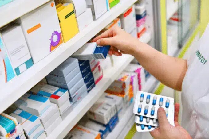 Une pharmacie moderne, symbolisant l'évolution du secteur pharmaceutique et l'enjeu de l'ouverture du capital.