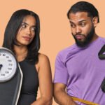 Un couple souriant et actif, symbolisant la perte de poids et le bien-être partagé.