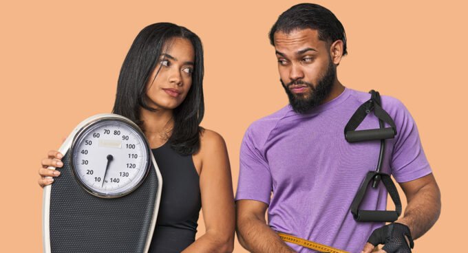 Un couple souriant et actif, symbolisant la perte de poids et le bien-être partagé.