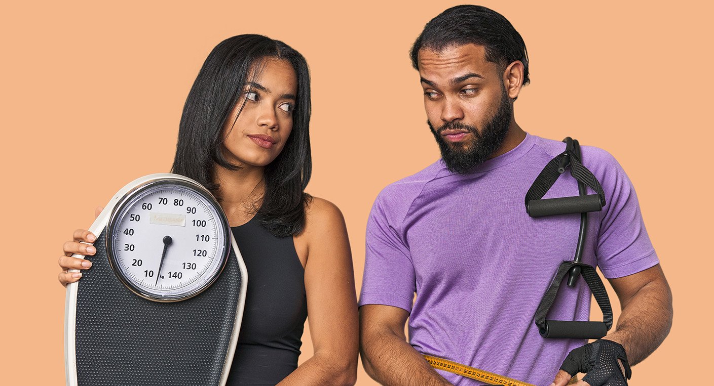Un couple souriant et actif, symbolisant la perte de poids et le bien-être partagé.