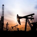 Un baril de pétrole avec le prix de 100 dollars, symbolisant la tension sur les marchés mondiaux en raison du conflit au Moyen-Orient.