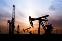 Un baril de pétrole avec le prix de 100 dollars, symbolisant la tension sur les marchés mondiaux en raison du conflit au Moyen-Orient.